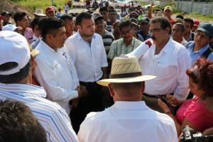 Sostienen una reunión, los bloqueos se levantaron a partir de las 16:40 horas aproximadamente.