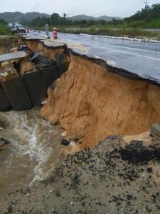 Deslaves en carretera Coatzacoalcos-Villahermosa.