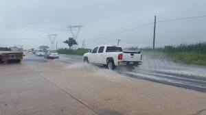 Se encuentra completamente encharcada la carretera Coatzacoalcos-Minatitlán, debido a las lluvias.
