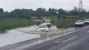 Carretera Coatzacoalcos-Minatitlá, está a pique por las lluvias.