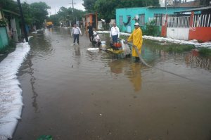 Sacan el agua mediante bombas, en las colonias inundadas de Coatzacoalcos. 