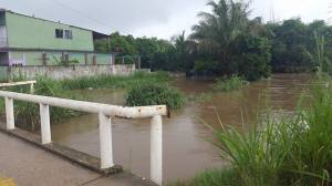 Canales de aguas pluviales están amenzando con un desbordamiento.