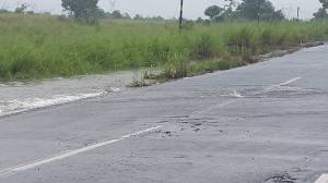 Encharcamientos en la carretera Coatza-Mina, por Las Matas. La corriente del pantano fluye con fuerza.
