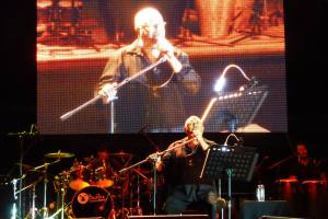  temas como “Donde Andará”, “Paz”, un Poema de Amado Nervo y Amor de Otoño y Otoño del Amor, canciones de amor y desamor, Pablo Milanés arrancó su concierto. 