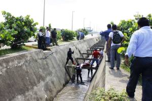 Logran sacarla con vida; solo sufrió fracturas.