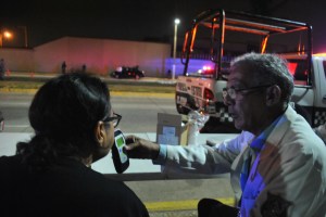 Realizan pruebas de alcoholímetro a conductores.