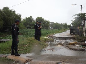 Muchas calles se fueron a pique, debido a que están tapadas con basura los canales de desagüe. 