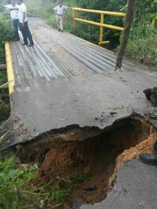 Puente que comunica hacia Ixhuatlán, sufre deslaves. 