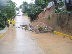 Aludes de tierra, se vienen abajo dañando carreteras y caminos en el sur de Veracruz. (Foto de Tamara Corro) 