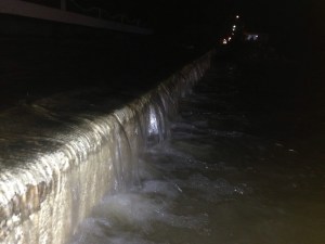 Las bardas del malecón ya no pudieron contener más el agua del caudal del río.