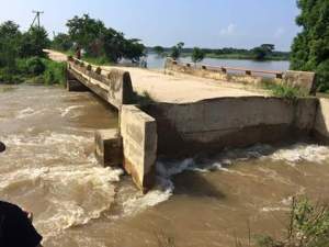 Puente Los Lirios quedó destrozado.