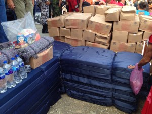 Entregaron víveres, colchonetas y láminas de zinc a los damnificados del sur de Veracruz.