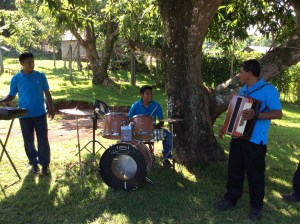 Nadie les enseñó a tocar instrumentos musicales, pero desde que se formaron en el 2001 ya tienen hasta 2 producciones.
