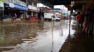 La zona centro de Minatitlán ya se está inundando, pero algunos comerciantes se resisten a cerrar las cortinas de su negocio.