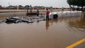 Con estos súper-sacos industriales, pretenden frenar el golpe de agua.