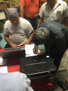 Los colonos de El Tesoro firman una minuta de inconformidad por el azolve de aguas negras en sus calles... bloquean los accesos.