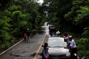 Las carreteras que comunican hacia la zona rural de Minatitlán, están cortadas por las inundaciones. (Foto de Sergio Balandrano)