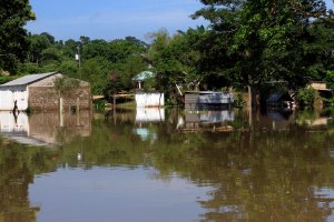 Inundaciones en Hidalgotitlán. (Foto de Sergio Balandrano).