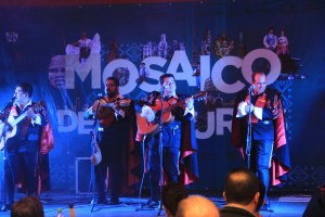 No podía faltar la rondalla en su tercer día de actividades. 