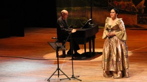 Le gustaba platicar con su público; contando anécdotas y de sus grandes éxitos.