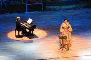Una gran noche en el Teatro de la Ciudad, cantando sus clásicos acompañada de un piano de cola. 