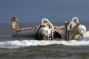Restos de una embarcación permanecen varadas en la playa de Coatzacoalcos. (Foto de Sergio Balandrano) 