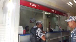 Los maleantes se llevaron dinero en efectivo.