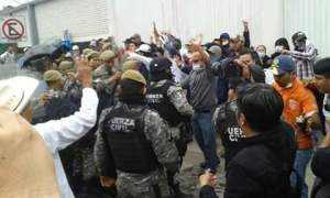 Enfrentamiento entre el Movimiento Magisterial y la CNTE con elementos de Seguridad Pública y Fuerza Civil.