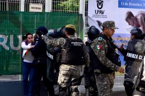Policías de Seguridad Pública y elementos de la Fuerza Civil de Veracruz agreden a maestros que se manifestaban en contra de la evaluación nacional docente. En la imagen, que captó VOZ ALTERNA, de forma violenta los elementos policiacos someten a una maestra.