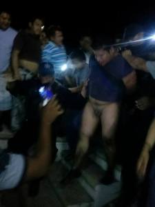 La gente enardecida solo grababa con sus celulares la brutal golpiza que le dieron a los presuntos maleantes.