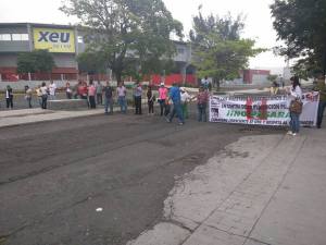 Bloqueo de docentes al recinto donde se llevaría la evaluación magisterial.