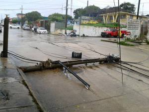Postes de luz caídos, en el sector poniente.