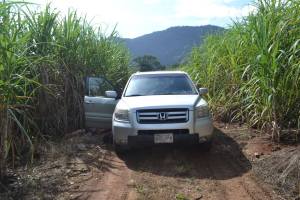 El vehículo donde estaban los cuerpos.