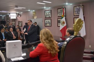  El Gobernador Javier Duarte de Ochoa entregó este domingo al Congreso local el Informe sobre el estado que guarda la administración pública correspondiente al quinto año de gobierno; en un solemne acto, se dijo “convencido de que es entregando cuentas claras a la sociedad como contribuimos a su bienestar y al fortalecimiento de nuestras instituciones”.