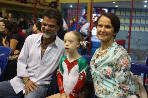 Bibi, celebrando con sus papás.