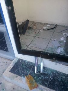 Con un "pico" destrozaron la puerta de acceso.