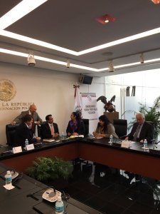 Pide recursos económicos.