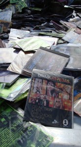 Eran discos piratas, copiados ilegalmente.