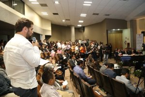 El Secretario de SEFIPLAN fue severamente cuestionado acerca la deuda con los atletas veracruzanos.