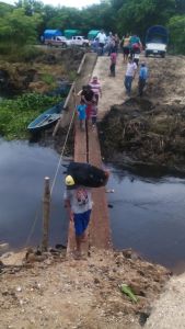 Puente Apompal, le dan su manita de gato con puras tablas de madera.