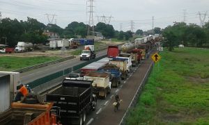 Transportistas mantienen un paro sobre un carril de la vía de comunicación Nuevo Teapa - Cosoleacaque, reclaman al gobierno el pago de 8 millones de pesos por sus servicios.