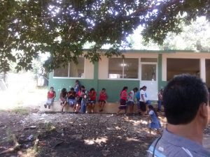 Los padres tomaron las instalaciones del plantel, con el maestro adentro.