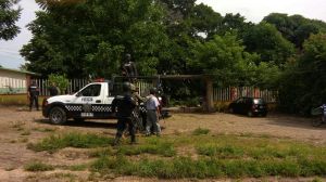 Momentos del rescate, ya que estaba retenido al interior del plantel por los padres de familia.