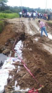 Lo rehabilitaron con sacos de tierra; así quedó la remodelación del Puente Apompal en Hidalgotitlán.