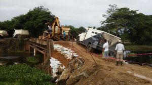 El Puente estaba colapsado; solo habían hecho obras de reparación con rellenos de tierra.