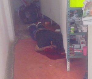 El cuerpo de la víctima, quedó tirado en el suelo.