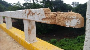 Con arena de grava y lodo, construyeron barandales. Debieron haberla hecho con cemento.