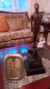 Su hermana guarda en la sala de su casa, el principal legado de Juan Manuel Torres: un Ariel.