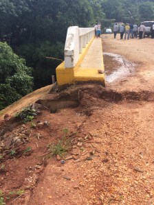 El puente Mecayapan-Tatahuicapan ya se encuentra amenazado por los deslaves.