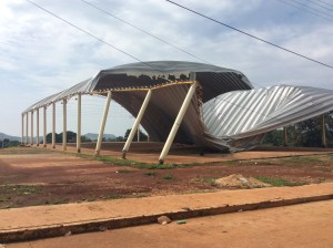Los fierros que sostienen las láminas eran de baja densidad en grosor, de aleación de acero.